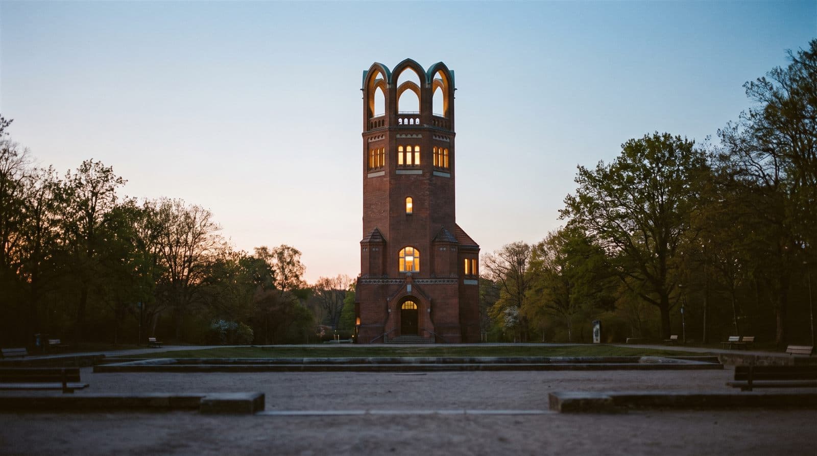 Stilisierte Silhouette des Darmstädter Hochzeitsturms bei Sonnenuntergang