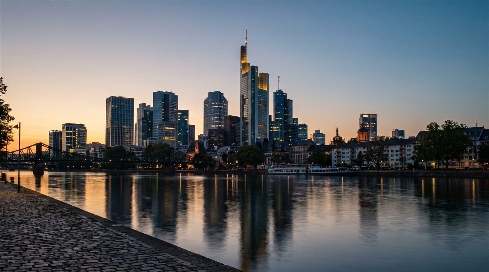 Stilisierte Frankfurter Skyline bei Sonnenuntergang