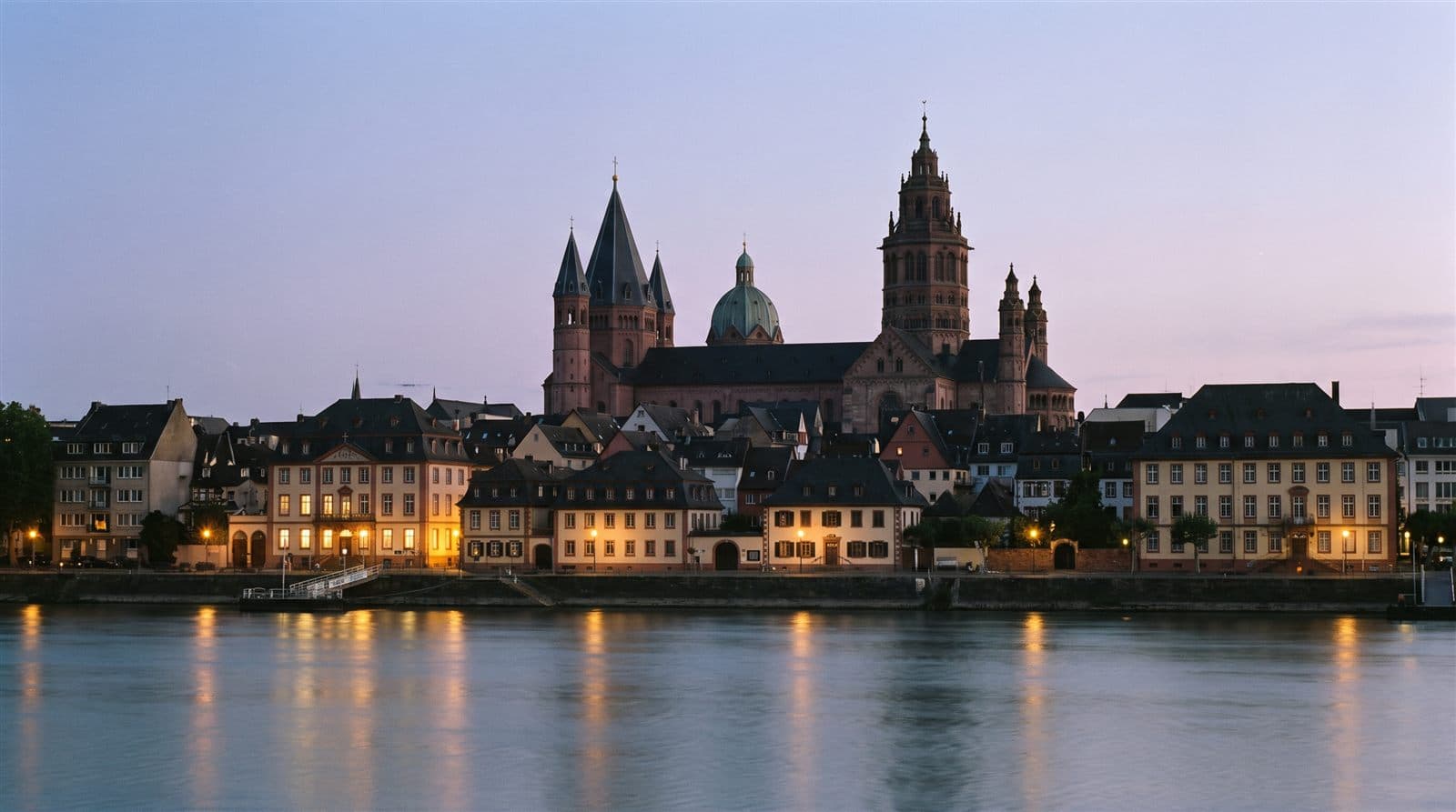Stilisierte Silhouette des Mainzer Doms am Rhein bei Sonnenuntergang
